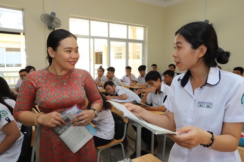 Người truyền cho học trò lối sống tình cảm - Ảnh 1. Người truyền cho học trò lối sống tình cảm - Ảnh 1.
