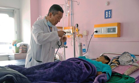 Khi thủ tướng là bác sĩ cuối tuần phẫu thuật cho dân - Ảnh 1. Khi thủ tướng là bác sĩ cuối tuần phẫu thuật cho dân - Ảnh 1.