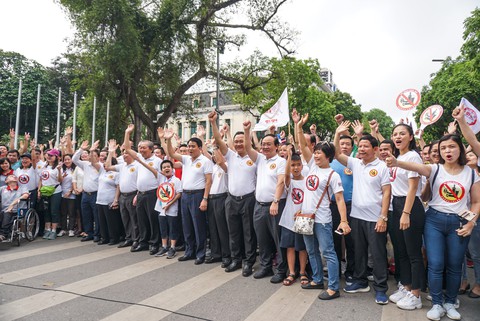 Hàng ngàn người đi bộ cho thông điệp Đã uống rượu bia không lái xe - Ảnh 4. Hàng ngàn người đi bộ cho thông điệp Đã uống rượu bia không lái xe - Ảnh 4.