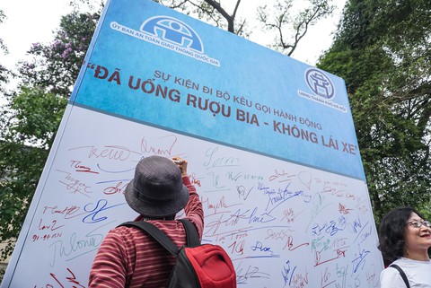 Hàng ngàn người đi bộ cho thông điệp Đã uống rượu bia không lái xe - Ảnh 9. Hàng ngàn người đi bộ cho thông điệp Đã uống rượu bia không lái xe - Ảnh 9.