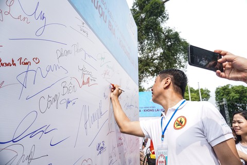 Hàng ngàn người đi bộ cho thông điệp Đã uống rượu bia không lái xe - Ảnh 8. Hàng ngàn người đi bộ cho thông điệp Đã uống rượu bia không lái xe - Ảnh 8.