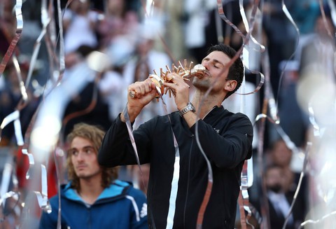Hạ Tsitsipas sau 92 phút, Djokovic đoạt danh hiệu ATP thứ 74 - Ảnh 1. Hạ Tsitsipas sau 92 phút, Djokovic đoạt danh hiệu ATP thứ 74 - Ảnh 1.