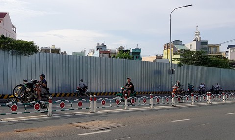Quái xế lộng hành chiếm đường, đua xe, bốc đầu giữa ban ngày - Ảnh 4. Quái xế lộng hành chiếm đường, đua xe, bốc đầu giữa ban ngày - Ảnh 4.