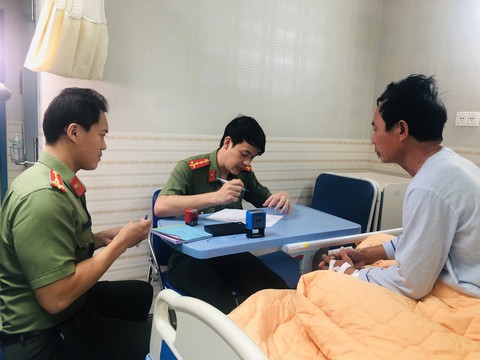 Bệnh nhân đầu tiên được cấp hộ chiếu tại giường bệnh - Ảnh 3. Bệnh nhân đầu tiên được cấp hộ chiếu tại giường bệnh - Ảnh 3.