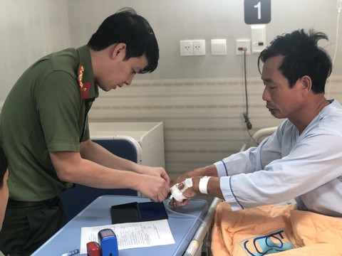 Bệnh nhân đầu tiên được cấp hộ chiếu tại giường bệnh - Ảnh 1. Bệnh nhân đầu tiên được cấp hộ chiếu tại giường bệnh - Ảnh 1.