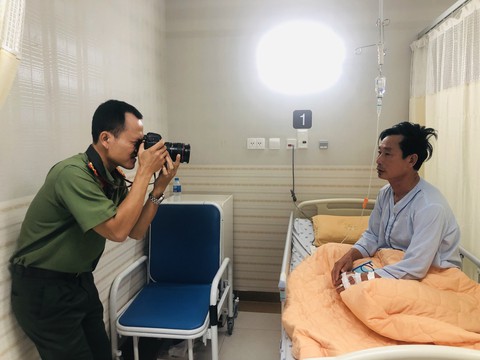 Bệnh nhân đầu tiên được cấp hộ chiếu tại giường bệnh - Ảnh 2. Bệnh nhân đầu tiên được cấp hộ chiếu tại giường bệnh - Ảnh 2.