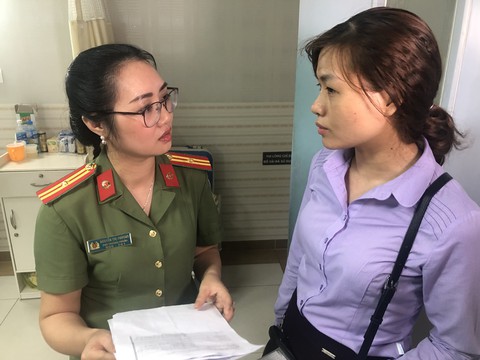 Bệnh nhân đầu tiên được cấp hộ chiếu tại giường bệnh - Ảnh 4. Bệnh nhân đầu tiên được cấp hộ chiếu tại giường bệnh - Ảnh 4.