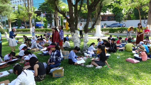 Tranh vẽ Hoàng Sa, Trường Sa của trẻ em trưng bày dọc biển Nha Trang - Ảnh 4. Tranh vẽ Hoàng Sa, Trường Sa của trẻ em trưng bày dọc biển Nha Trang - Ảnh 4.