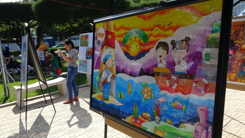 Tranh vẽ Hoàng Sa, Trường Sa của trẻ em trưng bày dọc biển Nha Trang - Ảnh 1. Tranh vẽ Hoàng Sa, Trường Sa của trẻ em trưng bày dọc biển Nha Trang - Ảnh 1.