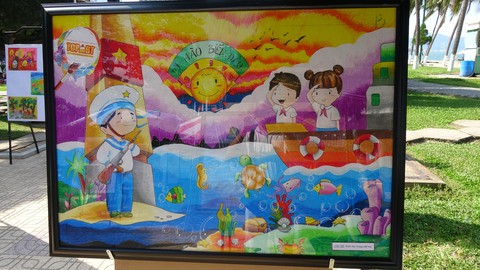 Tranh vẽ Hoàng Sa, Trường Sa của trẻ em trưng bày dọc biển Nha Trang - Ảnh 5. Tranh vẽ Hoàng Sa, Trường Sa của trẻ em trưng bày dọc biển Nha Trang - Ảnh 5.