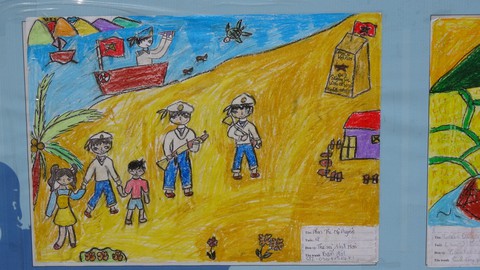 Tranh vẽ Hoàng Sa, Trường Sa của trẻ em trưng bày dọc biển Nha Trang - Ảnh 6. Tranh vẽ Hoàng Sa, Trường Sa của trẻ em trưng bày dọc biển Nha Trang - Ảnh 6.