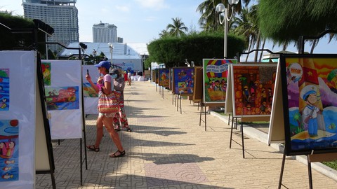 Tranh vẽ Hoàng Sa, Trường Sa của trẻ em trưng bày dọc biển Nha Trang - Ảnh 8. Tranh vẽ Hoàng Sa, Trường Sa của trẻ em trưng bày dọc biển Nha Trang - Ảnh 8.