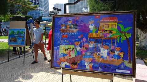 Tranh vẽ Hoàng Sa, Trường Sa của trẻ em trưng bày dọc biển Nha Trang - Ảnh 3. Tranh vẽ Hoàng Sa, Trường Sa của trẻ em trưng bày dọc biển Nha Trang - Ảnh 3.