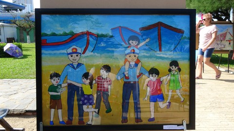 Tranh vẽ Hoàng Sa, Trường Sa của trẻ em trưng bày dọc biển Nha Trang - Ảnh 2. Tranh vẽ Hoàng Sa, Trường Sa của trẻ em trưng bày dọc biển Nha Trang - Ảnh 2.