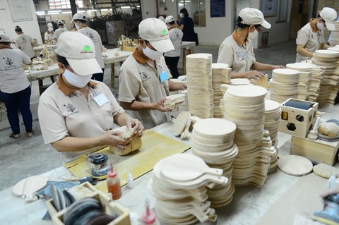 Để không bị kẹt giữa thương chiến Mỹ - Trung - Ảnh 1. Để không bị kẹt giữa thương chiến Mỹ - Trung - Ảnh 1.