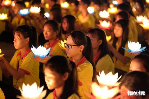 Rực rỡ đêm hoa đăng cầu quốc thái dân an Đại lễ Phật đản 2019 - Ảnh 10. Rực rỡ đêm hoa đăng cầu quốc thái dân an Đại lễ Phật đản 2019 - Ảnh 10.