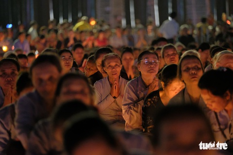 Rực rỡ đêm hoa đăng cầu quốc thái dân an Đại lễ Phật đản 2019 - Ảnh 9. Rực rỡ đêm hoa đăng cầu quốc thái dân an Đại lễ Phật đản 2019 - Ảnh 9.