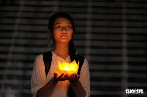 Rực rỡ đêm hoa đăng cầu quốc thái dân an Đại lễ Phật đản 2019 - Ảnh 12. Rực rỡ đêm hoa đăng cầu quốc thái dân an Đại lễ Phật đản 2019 - Ảnh 12.