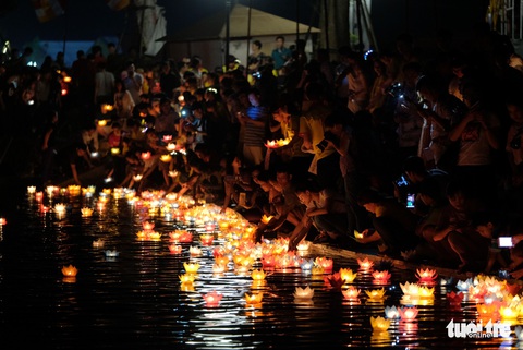 Rực rỡ đêm hoa đăng cầu quốc thái dân an Đại lễ Phật đản 2019 - Ảnh 14. Rực rỡ đêm hoa đăng cầu quốc thái dân an Đại lễ Phật đản 2019 - Ảnh 14.
