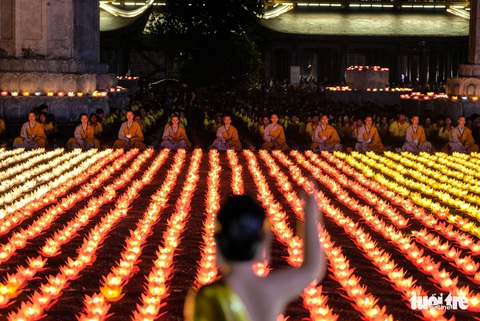 Rực rỡ đêm hoa đăng cầu quốc thái dân an Đại lễ Phật đản 2019 - Ảnh 4. Rực rỡ đêm hoa đăng cầu quốc thái dân an Đại lễ Phật đản 2019 - Ảnh 4.