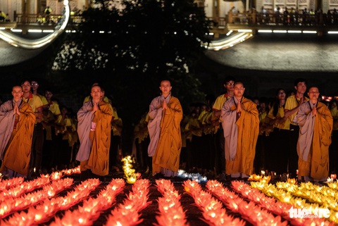 Rực rỡ đêm hoa đăng cầu quốc thái dân an Đại lễ Phật đản 2019 - Ảnh 7. Rực rỡ đêm hoa đăng cầu quốc thái dân an Đại lễ Phật đản 2019 - Ảnh 7.