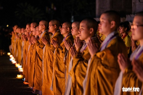 Rực rỡ đêm hoa đăng cầu quốc thái dân an Đại lễ Phật đản 2019 - Ảnh 6. Rực rỡ đêm hoa đăng cầu quốc thái dân an Đại lễ Phật đản 2019 - Ảnh 6.
