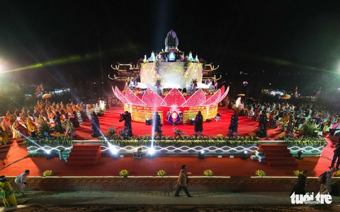 Rực rỡ đêm hoa đăng cầu quốc thái dân an Đại lễ Phật đản 2019 - Ảnh 2. Rực rỡ đêm hoa đăng cầu quốc thái dân an Đại lễ Phật đản 2019 - Ảnh 2.