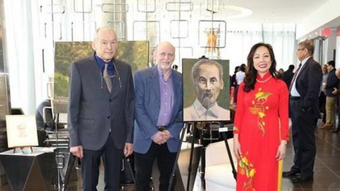 Họa sĩ Canada vẽ chân dung Chủ tịch Hồ Chí Minh - Ảnh 1. Họa sĩ Canada vẽ chân dung Chủ tịch Hồ Chí Minh - Ảnh 1.