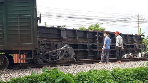 Tàu hỏa bất ngờ trật bánh, lật toa khi đang chạy - Ảnh 1. Tàu hỏa bất ngờ trật bánh, lật toa khi đang chạy - Ảnh 1.