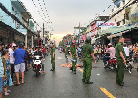 Va chạm xe tải, thiếu nữ 16 tuổi chạy xe máy chết giữa đường ở Gò Vấp - Ảnh 1. Va chạm xe tải, thiếu nữ 16 tuổi chạy xe máy chết giữa đường ở Gò Vấp - Ảnh 1.