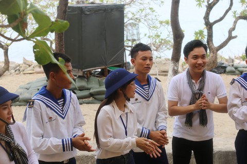 Tặng 2 xuồng tuần tra trị giá 7 tỉ đồng cho chiến sĩ Trường Sa - Ảnh 2. Tặng 2 xuồng tuần tra trị giá 7 tỉ đồng cho chiến sĩ Trường Sa - Ảnh 2.