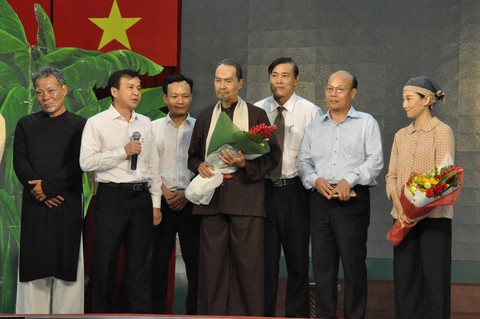 Y bác sĩ xem kịch Dấu xưa, học ở Bác để chăm sóc bệnh nhân - Ảnh 4. Y bác sĩ xem kịch Dấu xưa, học ở Bác để chăm sóc bệnh nhân - Ảnh 4.