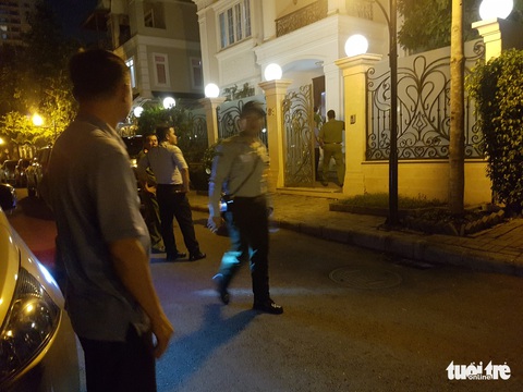 Video và hình ảnh khám xét nhà ông Tề Trí Dũng tối 14-5 - Ảnh 5. Video và hình ảnh khám xét nhà ông Tề Trí Dũng tối 14-5 - Ảnh 5.