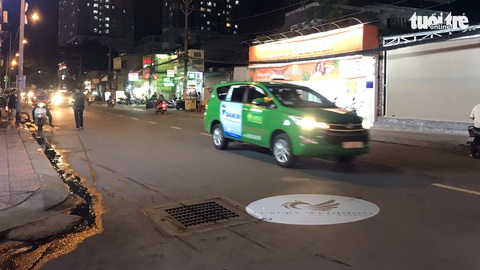 Không nói không được: đèn Led quảng cáo rọi xuống đường - Ảnh 1. Không nói không được: đèn Led quảng cáo rọi xuống đường - Ảnh 1.