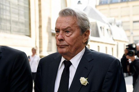 Alain Delon được trao Cành Cọ Vàng, bất chấp cáo buộc bạo lực với phụ nữ - Ảnh 2. Alain Delon được trao Cành Cọ Vàng, bất chấp cáo buộc bạo lực với phụ nữ - Ảnh 2.