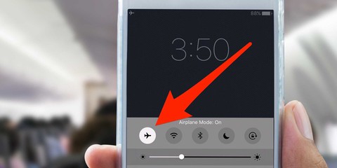 Tại sao nhiều hãng buộc hành khách tắt điện thoại trên máy bay? - Ảnh 2. Tại sao nhiều hãng buộc hành khách tắt điện thoại trên máy bay? - Ảnh 2.
