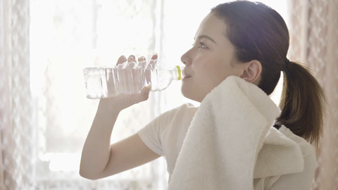 Vì sao bia, nước ngọt làm cơ thể thêm thiếu nước? - Ảnh 1. Vì sao bia, nước ngọt làm cơ thể thêm thiếu nước? - Ảnh 1.