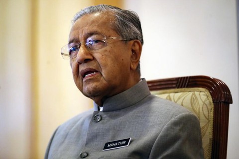 Thủ tướng Malaysia thú nhận được cô bé 10 tuổi dạy dùng thiết bị điện tử - Ảnh 1. Thủ tướng Malaysia thú nhận được cô bé 10 tuổi dạy dùng thiết bị điện tử - Ảnh 1.