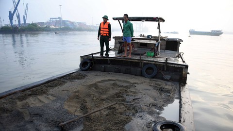 Bao vây, ném đá tấn công lực lượng biên phòng để giải vây đồng bọn - Ảnh 4. Bao vây, ném đá tấn công lực lượng biên phòng để giải vây đồng bọn - Ảnh 4.