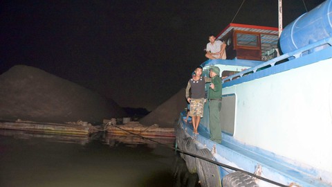 Bao vây, ném đá tấn công lực lượng biên phòng để giải vây đồng bọn - Ảnh 3. Bao vây, ném đá tấn công lực lượng biên phòng để giải vây đồng bọn - Ảnh 3.