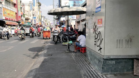 Đi theo vạch chỉ hướng, đụng... xe máy, tủ điện! - Ảnh 1. Đi theo vạch chỉ hướng, đụng... xe máy, tủ điện! - Ảnh 1.