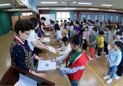 Giáo viên Hàn Quốc chán nản vì bị mắng chửi, bị quấy rối tình dục - Ảnh 1. Giáo viên Hàn Quốc chán nản vì bị mắng chửi, bị quấy rối tình dục - Ảnh 1.