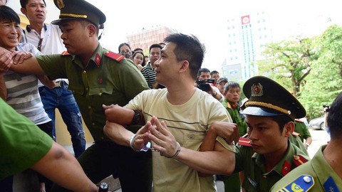 Xét xử Văn Kính Dương và đồng phạm: Vì sao tòa trả hồ sơ điều tra bổ sung? - Ảnh 1. Xét xử Văn Kính Dương và đồng phạm: Vì sao tòa trả hồ sơ điều tra bổ sung? - Ảnh 1.
