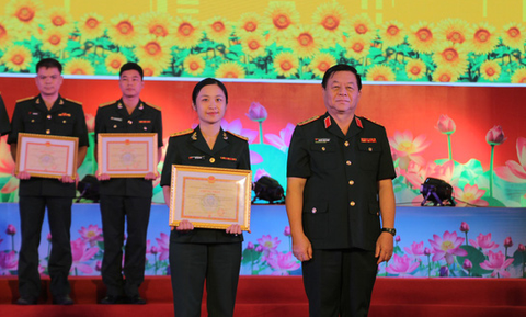 Trao thưởng Tuổi trẻ sáng tạo trong quân đội lần thứ 19 - Ảnh 2. Trao thưởng Tuổi trẻ sáng tạo trong quân đội lần thứ 19 - Ảnh 2.