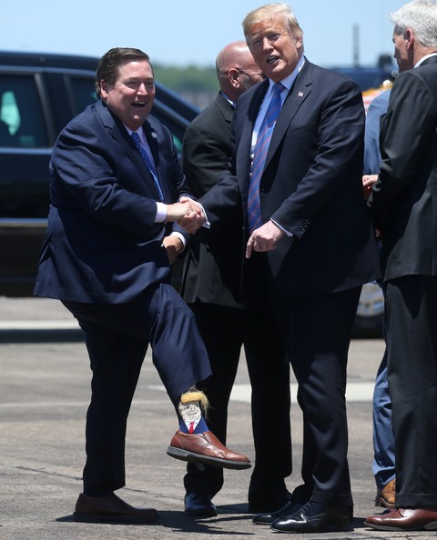 Lãnh đạo Louisiana giơ chân khoe tất có hình ông Trump khi đón tổng thống - Ảnh 2. Lãnh đạo Louisiana giơ chân khoe tất có hình ông Trump khi đón tổng thống - Ảnh 2.