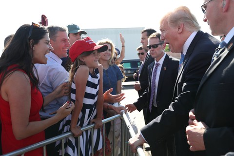 Lãnh đạo Louisiana giơ chân khoe tất có hình ông Trump khi đón tổng thống - Ảnh 3. Lãnh đạo Louisiana giơ chân khoe tất có hình ông Trump khi đón tổng thống - Ảnh 3.