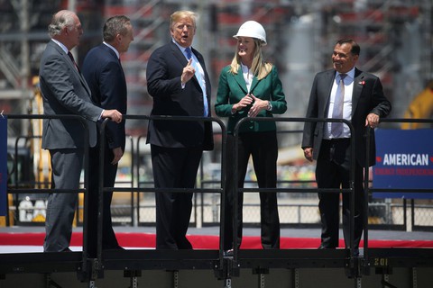 Lãnh đạo Louisiana giơ chân khoe tất có hình ông Trump khi đón tổng thống - Ảnh 4. Lãnh đạo Louisiana giơ chân khoe tất có hình ông Trump khi đón tổng thống - Ảnh 4.