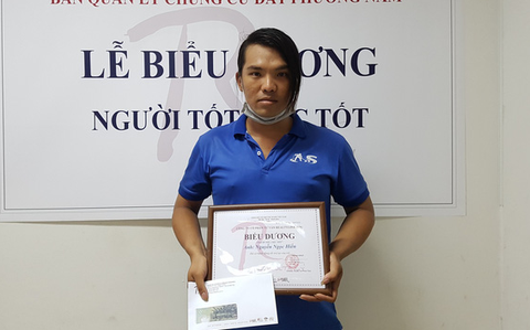 Nhân viên vệ sinh trả lại 7.400 USD: Tay tôi run run, song chỉ nghĩ đến khổ chủ - Ảnh 2. Nhân viên vệ sinh trả lại 7.400 USD: Tay tôi run run, song chỉ nghĩ đến khổ chủ - Ảnh 2.