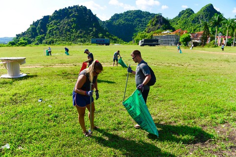 Du khách nước ngoài dọn sạch rác ở nơi diễn ra Câu chuyện hòa bình - Ảnh 4. Du khách nước ngoài dọn sạch rác ở nơi diễn ra Câu chuyện hòa bình - Ảnh 4.