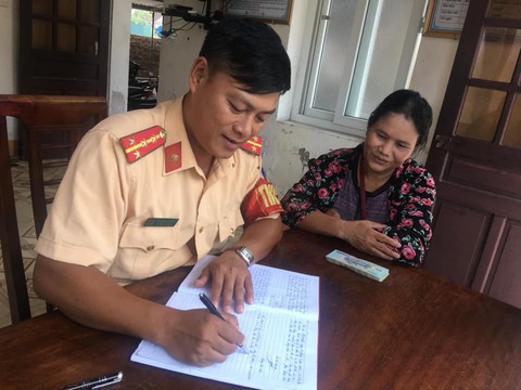 Nhặt được 15 triệu đồng, chị ve chai tìm người mất trả lại - Ảnh 1. Nhặt được 15 triệu đồng, chị ve chai tìm người mất trả lại - Ảnh 1.